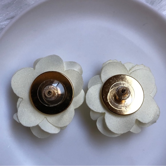Beige/cream floral stud earrings with vintage style display - Picture 5 of 7